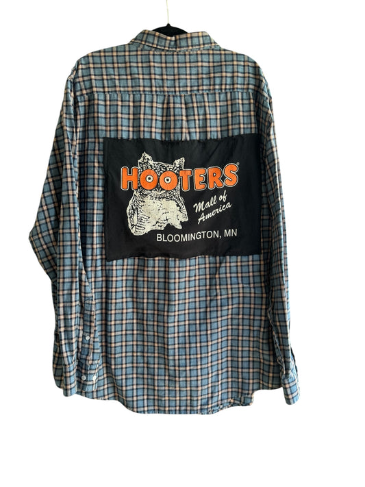 Hooters MN, Button up